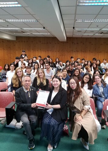 Ms. Katherine Chan, Deputy Manager of Hong Kong Trade Development Council, Department of Communication & Public Affairs, was invited by Miss Felicia Fan, Teaching Fellow of Public Relations and Management Programme, to give a talk on “How to Use Social Media to Do Corporate Marketing & Promotion” in Oct 2017.