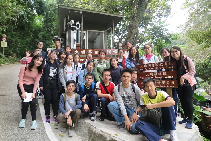 A group photo of instructors and participants.