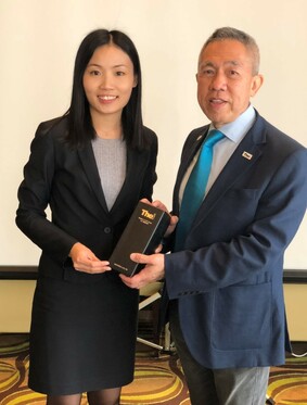 Professor Leslie Yip, Associate Dean and Head of Department, Department of Business Management, Faculty of Management and Hospitality, THEi showing his utmost appreciation to Ms. Rayanne Cheung (left), Assistant Human Resources Manager, Harbour Plaza 8 Degrees.