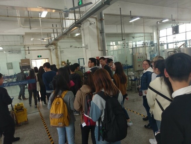 Students visited the food processing laboratory at Jiangnan University