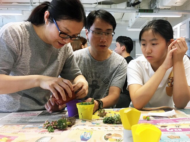  Parents were working with their child and gaining fun in the workshop.