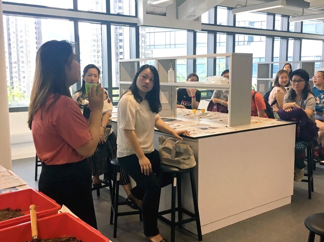 Our research assistant, Miss Fion Lee was demonstrating the planting steps and delivering the daily maintenance methods to participants.