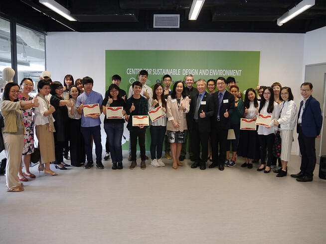 Students received certificates from President Professor Hong at the ceremony.  