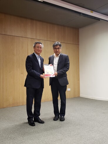 As a token of thanks, Prof Leslie CHEN, Dean of Faculty of Design and Environment presented a Certificate of Appreciation to Prof Philip LO for his generous service of being External Examiner for the BSc (Hons) in Surveying from 2016/17 to 2018/19 and scholarship donations