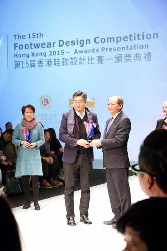 As a token of appreciation and recognition of support from THEi, our Faculty Dean Professor Leslie Chen was invited to the Awards Presentation Ceremony to receive an appreciation plaque from the officiating guest, the Secretary for Education of HKSAR, Mr. Ng Hak Kim (SBS, JP).