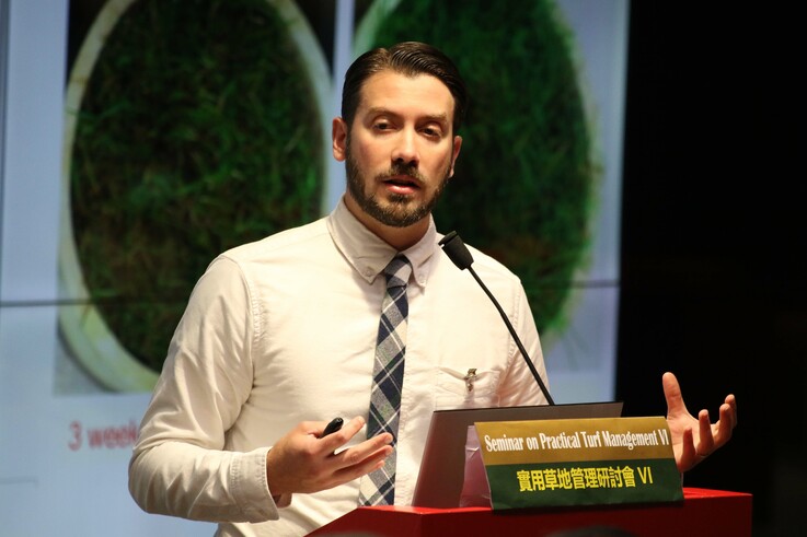 Prof. David Jespersen shed light on the remarkable resilience of grasses in the face of adversity during his presentation on 'Understanding how Grasses Respond to Stress'.