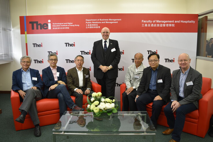 A number of renowned representatives from the academic and business sectors gathered in the reception room for a short but fruitful exchange.